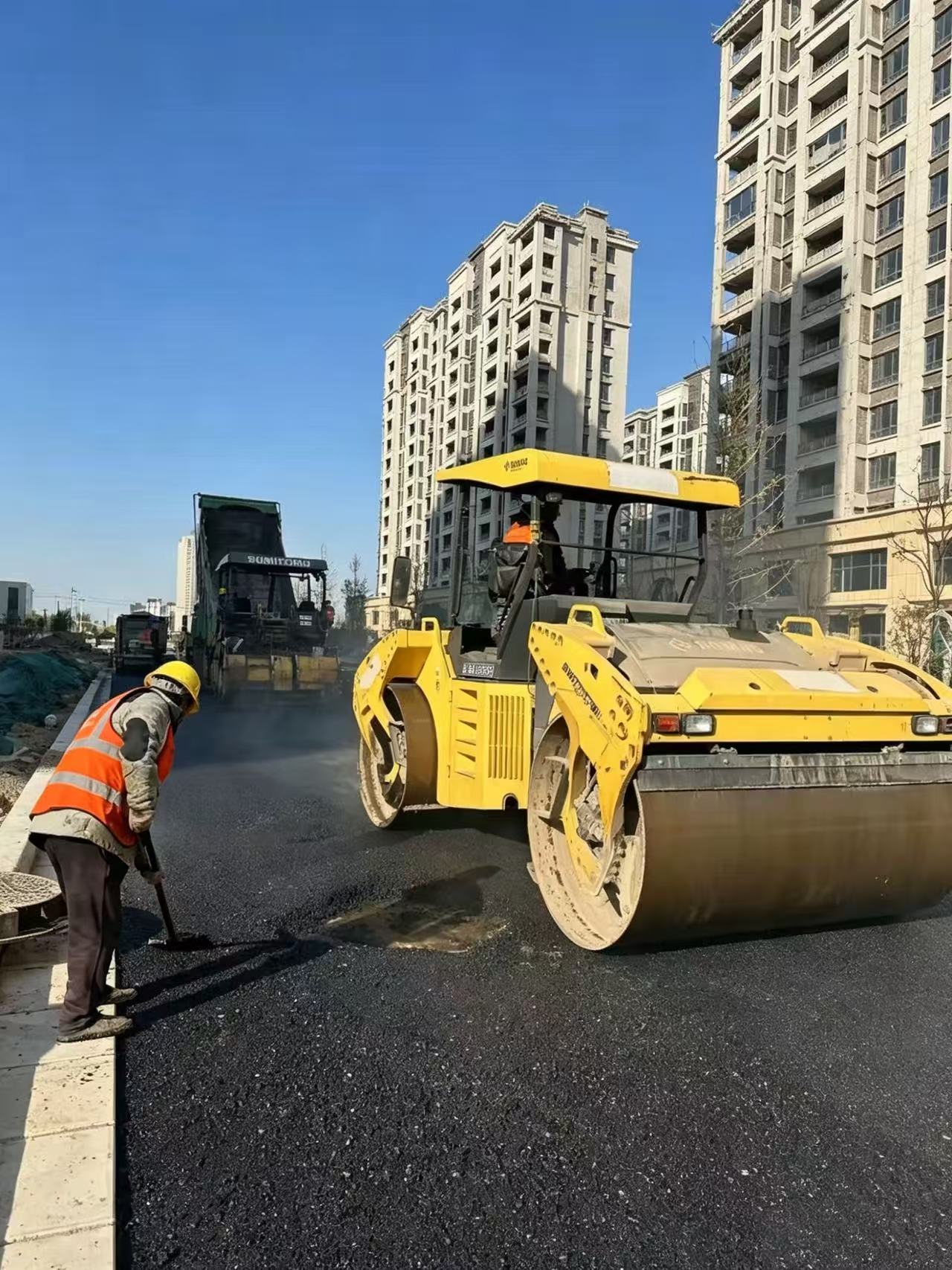道路工程机械施工现场